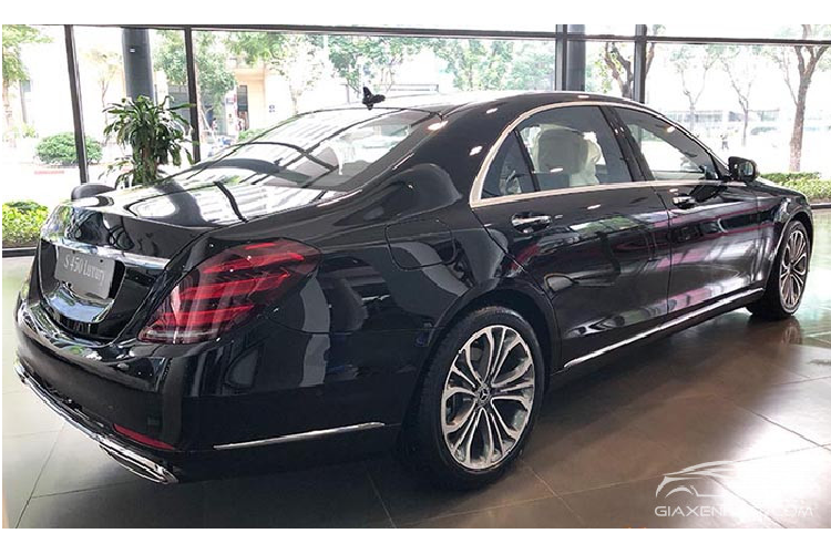 Động cơ này kết hợp với hộp số tự động 9 cấp 9G-Tronic và hệ dẫn động cầu sau. Nhờ đó, chiếc xe sang Mercedes-Benz S450L Luxury có thể tăng tốc từ vị trí xuất phát lên 100 km/h trong 5,4 giây trước khi đạt vận tốc tối đa 250 km/h. 