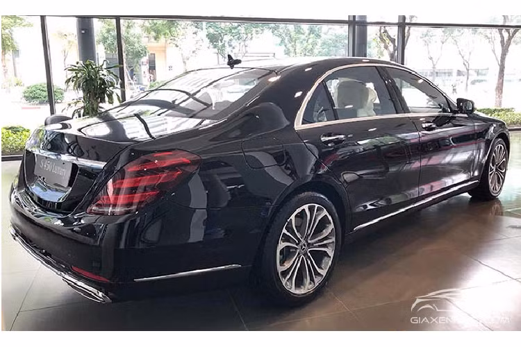 Động cơ này kết hợp với hộp số tự động 9 cấp 9G-Tronic và hệ dẫn động cầu sau. Nhờ đó, chiếc xe sang Mercedes-Benz S450L Luxury có thể tăng tốc từ vị trí xuất phát lên 100 km/h trong 5,4 giây trước khi đạt vận tốc tối đa 250 km/h. 