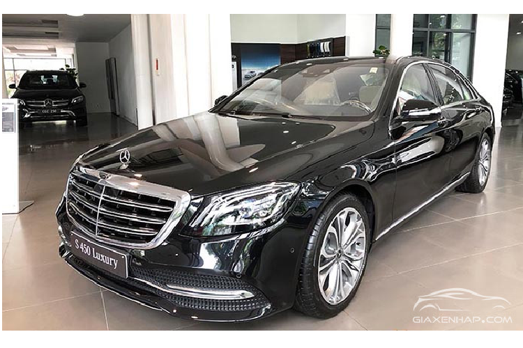 "Trái tim" của chiếc xe sang Mercedes-Benz S450L Luxury mà hot girl Sam mới mua được trang bị khối động cơ xăng V6, dung tích 3.0 lít, sản sinh công suất tối đa 270 mã lực tại dải tua máy 5.500 - 6.000 vòng/phút cùng mô-men xoắn cực đại 500 Nm tại dải tua máy 1.800 - 4.500 vòng/phút. 