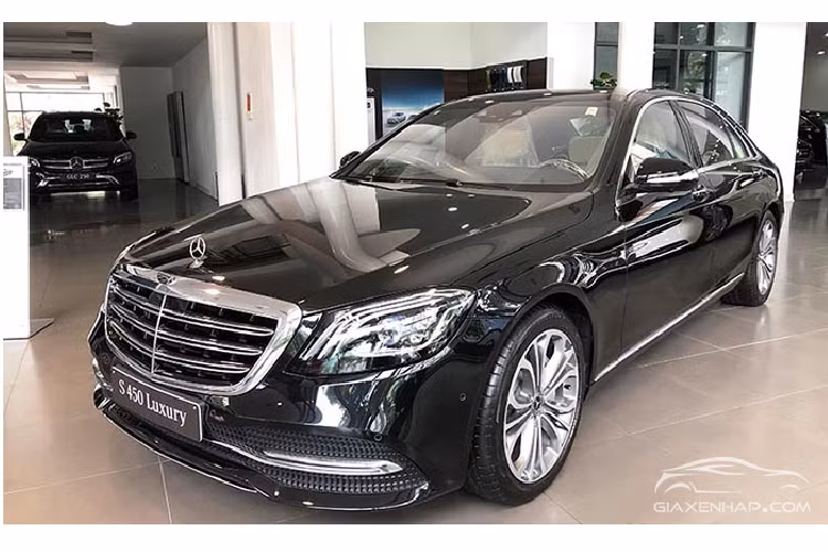 "Trái tim" của chiếc xe sang Mercedes-Benz S450L Luxury mà hot girl Sam mới mua được trang bị khối động cơ xăng V6, dung tích 3.0 lít, sản sinh công suất tối đa 270 mã lực tại dải tua máy 5.500 - 6.000 vòng/phút cùng mô-men xoắn cực đại 500 Nm tại dải tua máy 1.800 - 4.500 vòng/phút. 