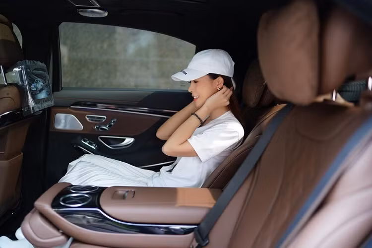 Bên trong xe thay đổi với 2 màn hình 12,3 inch tạo thành khu vực nối liền chuẩn HD. Vô-lăng xe thiết kế 3 chấu thay vì 2 chấu như trước đây. Ghế trước chỉnh điện nhớ 3 vị trí tích hợp sưởi và thông gió, ghế sau masage 6 chố độ khác nhau trong đó có 2 chế độ có thể kết hợp sưởi tạo hiệu ứng masage đá nóng. Phía trước tích hợp sạc điện thoại không dây. 