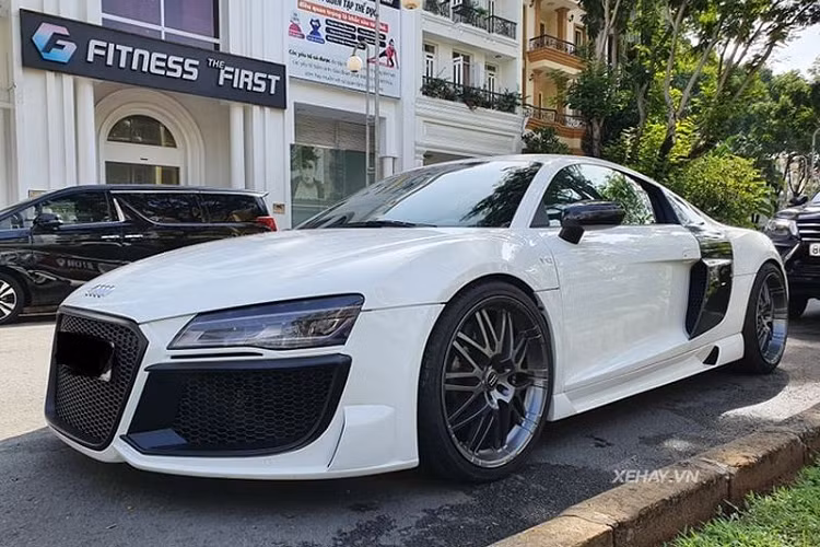 Hiện chiếc siêu xe Audi R8 V8 này đang thuộc sở hữu của một đại gia Sài Gòn, dù thuộc đời cũ nhưng chiếc xe vẫn gây chú ý bởi gói độ bodykit hàng độc từ Regula Tuning.