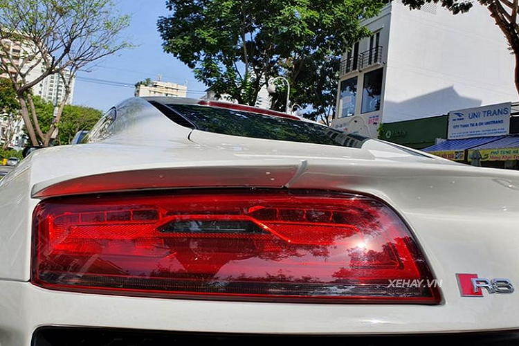 Đúng như phong cách độ xe đặc trưng của Regula Tuning, mỗi bộ phận trên Audi R8 độ V10 này đều được tinh chỉnh đôi chút - đủ để mang lại một tổng thể cuốn hút hơn, hầm hố hơn cho siêu xe.