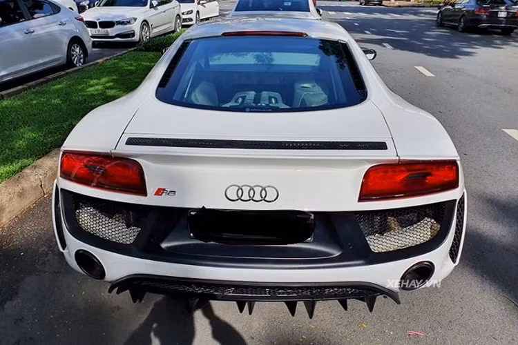 Ở bên hông, chi tiết nổi bật nhất chính là bộ mâm màu xám 10 chấu kép kích thước 20 inch hiệu Oxigin Oxrock. Ngoài ra, khe gió ngay sau cửa xe được làm từ sợi carbon cũng giúp tăng thẩm mỹ và khí động học cho xe.