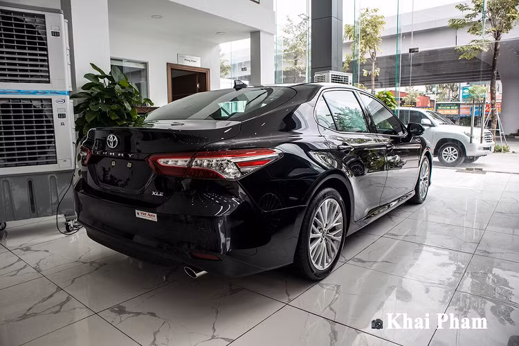 Cũng giống thị trường Mỹ, Toyota Camry là chiếc xe được khách hàng Việt vô cùng ưu chuộng với thiết kế sang trọng, thể hiện đẳng cấp riêng và thương hiệu nổi bật. Tuy nhiên, Toyota Camry 2020 mới được phân phối chính hãng tại Việt Nam là xe nhập khẩu nguyên chiếc từ Thái Lan. Trong khi đó, Toyota Camry XLE là xe nhập khẩu Mỹ với nhiều chi tiết khác biệt.