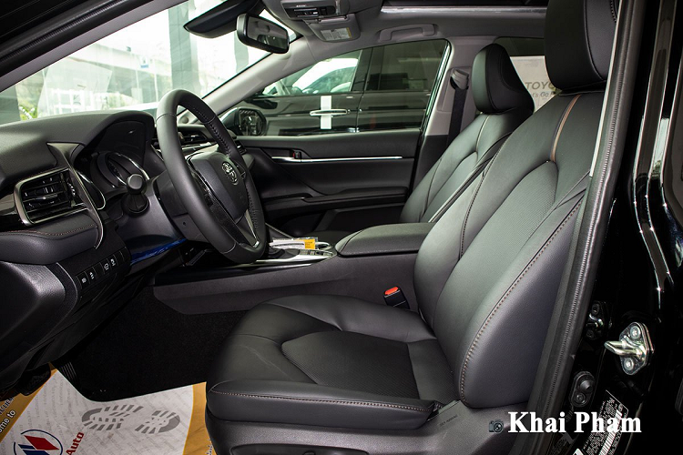 Khác biệt lớn nhất so với xe chính hãng đến từ logo 3D phía trước của Toyota Camry XLE có tích hợp radar có tính năng cảnh báo tiền va chạm trong gói an toàn cao cấp. Thân xe Toyota Camry XLE được nhấn nhá với những đường gân nổi, bộ la-zăng hợp kim đa chấu theo phong cách thể thao với kích thước 18 inch cũng là chi tiết nổi bật. Ngoài ra, gương chiếu hậu chỉnh điện, tự động gập kết hợp xi-nhan và tính năng cảnh báo điểm mù cũng xuất hiện trên phiên bản nhập Mỹ này.