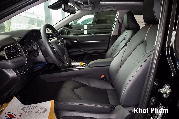 Khác biệt lớn nhất so với xe chính hãng đến từ logo 3D phía trước của Toyota Camry XLE có tích hợp radar có tính năng cảnh báo tiền va chạm trong gói an toàn cao cấp. Thân xe Toyota Camry XLE được nhấn nhá với những đường gân nổi, bộ la-zăng hợp kim đa chấu theo phong cách thể thao với kích thước 18 inch cũng là chi tiết nổi bật. Ngoài ra, gương chiếu hậu chỉnh điện, tự động gập kết hợp xi-nhan và tính năng cảnh báo điểm mù cũng xuất hiện trên phiên bản nhập Mỹ này.