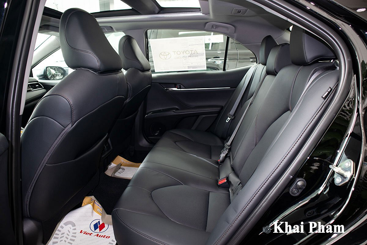 Trên phiên bản nhập tư nhân, mẫu xe mới Toyota Camry chỉ có ống xả đơn đặt lệch bên phải, đây là chi tiết khác biệt so với ống 2 đối xứng trên phiên bản chính hãng. Ở thị trường Mỹ, phiên bản cao cấp sẽ được Toyota đặt tên XLE nên dòng chữ này sẽ xuất hiện ở phần đuôi thay vì 2.5Q như xe nhập Thái Lan.