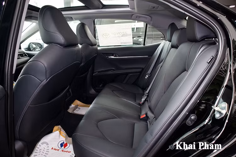 Trên phiên bản nhập tư nhân, mẫu xe mới Toyota Camry chỉ có ống xả đơn đặt lệch bên phải, đây là chi tiết khác biệt so với ống 2 đối xứng trên phiên bản chính hãng. Ở thị trường Mỹ, phiên bản cao cấp sẽ được Toyota đặt tên XLE nên dòng chữ này sẽ xuất hiện ở phần đuôi thay vì 2.5Q như xe nhập Thái Lan.