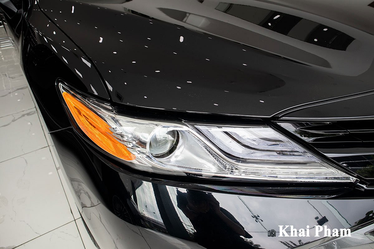 Nếu Toyota Camry ở Việt Nam dùng động cơ cũ thì mẫu xe này tại Mỹ đa được cải tiến với động cơ 4 xi-lanh, dung tích 2.5L cho công suất cực đại 203 mã lực và 250 Nm mô-men xoắn. Đi kèm hộp số tự động 8 cấp thay vì 6 cấp như xe chính hãng và hệ thống dẫn động cầu trước.