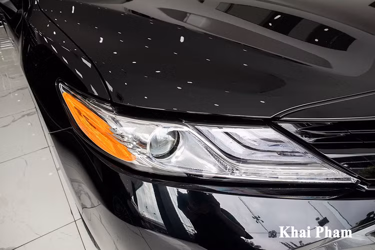 Nếu Toyota Camry ở Việt Nam dùng động cơ cũ thì mẫu xe này tại Mỹ đa được cải tiến với động cơ 4 xi-lanh, dung tích 2.5L cho công suất cực đại 203 mã lực và 250 Nm mô-men xoắn. Đi kèm hộp số tự động 8 cấp thay vì 6 cấp như xe chính hãng và hệ thống dẫn động cầu trước.