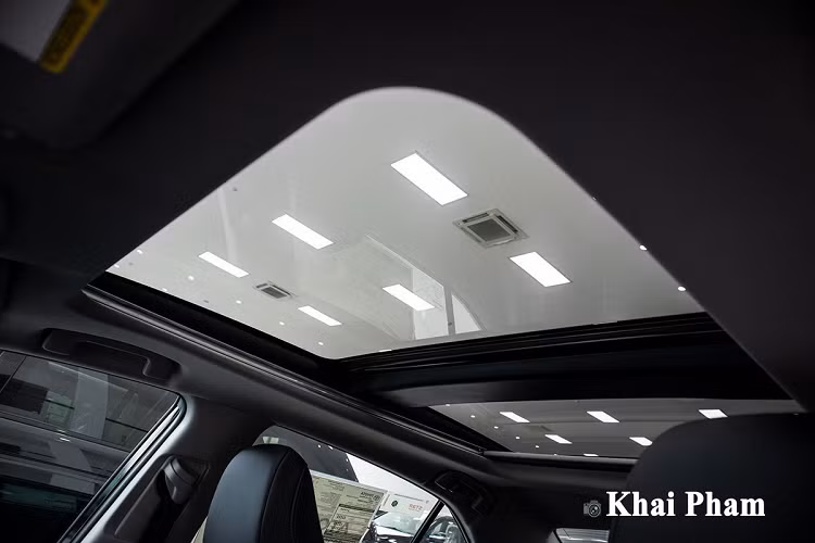 Với phiên bản nhập tư nhân, Toyota Camry XLE sử dụng màn hình cảm ứng 8 inch kết nối với hệ thống 9 loa JBL. Tuy nhiên, Mỹ là quốc gia khí hậu lạnh nên xe chỉ được trang bị hệ thống điều hòa 2 vùng thay vì 3 vùng ở bản 2.5Q. 