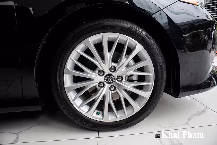 Như vậy, Toyota Camry XLE nhập Mỹ có nhiều điểm khác biệt so với xe chính hãng như có thêm hệ thống an toàn cao cấp Toyota Safety Sense, động cơ, hộp số cao cấp hơn. Giá xe Toyota Camry XLE khoảng 2,6 tỷ đồng tại Việt Nam, cao gấp đôi so với xe chính hãng đang được niêm yết với giá 1,235 tỷ đồng cho phiên bản cao cấp.