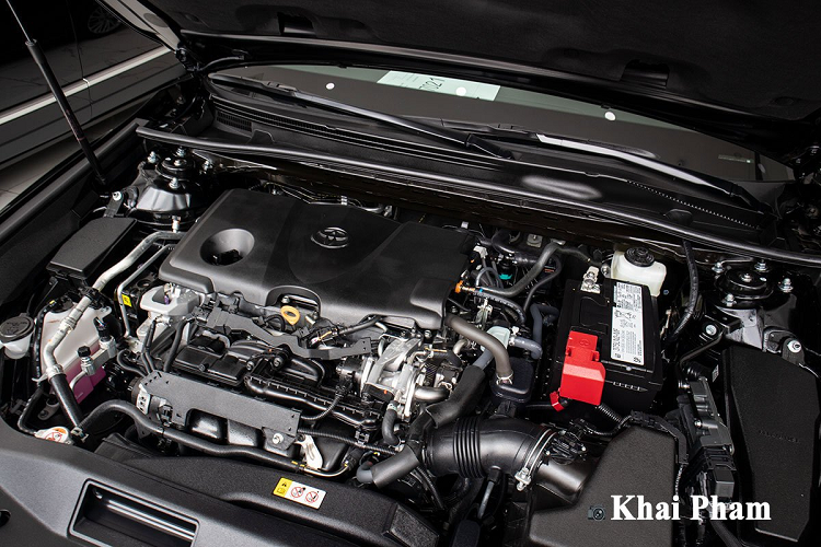 Các tính năng tiện nghi khác trên xe bao gồm đầu DVD, hệ thống T-Connect Telemactics, sạc điện thoại không dây Qi, kính cửa chỉnh điện, gạt mưa tự động... Đặc biệt, xe có trang bị cửa sổ trời toàn cảnh Panorama, trong khi bản 2.5Q chỉ có cửa sổ phía trước.