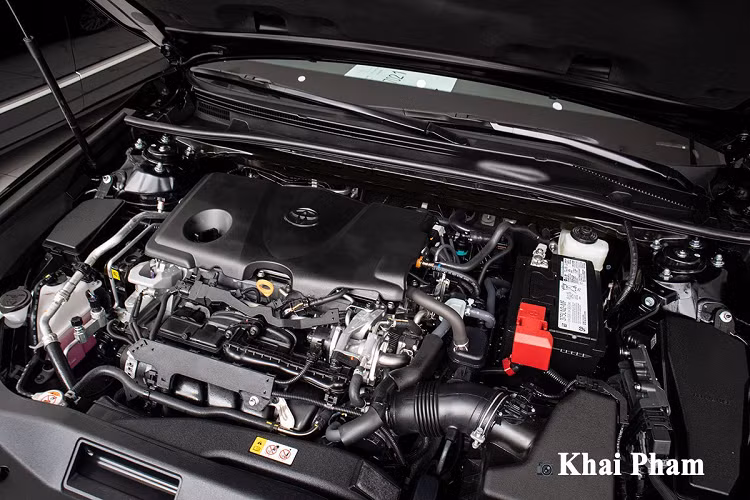 Các tính năng tiện nghi khác trên xe bao gồm đầu DVD, hệ thống T-Connect Telemactics, sạc điện thoại không dây Qi, kính cửa chỉnh điện, gạt mưa tự động... Đặc biệt, xe có trang bị cửa sổ trời toàn cảnh Panorama, trong khi bản 2.5Q chỉ có cửa sổ phía trước.