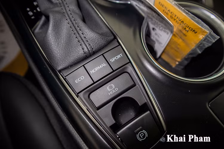Bao trùm không gian khoang lái trên Toyota Camry mới về Việt Nam là chất liệu da, nhựa ốp vân gỗ mang đến sự cao cấp. Đặc biệt, Toyota Camry từng lọt vào trong Top 10 mẫu xe có thiết kế nội thất đẹp nhất năm 2018 do Ward’s Auto bình chọn.