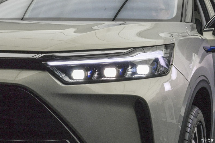 Trên cản trước, Beijing X7 có 2 khe gió nằm dọc và đèn sương mù trước nằm ngang, vây quanh hốc gió trung tâm. Trong 2 hốc gió trung tâm còn có nan mạ crôm ở giữa để trang trí. Bên sườn, Beijing X7 được trang bị những đường dập gân nổi bật và đường chân kính mạ crôm kéo dài đến tận kính sau giúp xe trông trường dáng hơn. Đằng sau chắn bùn trước và dưới cửa còn có chi tiết mạ crôm trang trí. Đặc biệt, mẫu SUV Trung Quốc này dùng tay nắm cửa có thể đẩy ra, co vào, tạo cảm giác hiện đại và công nghệ cao.