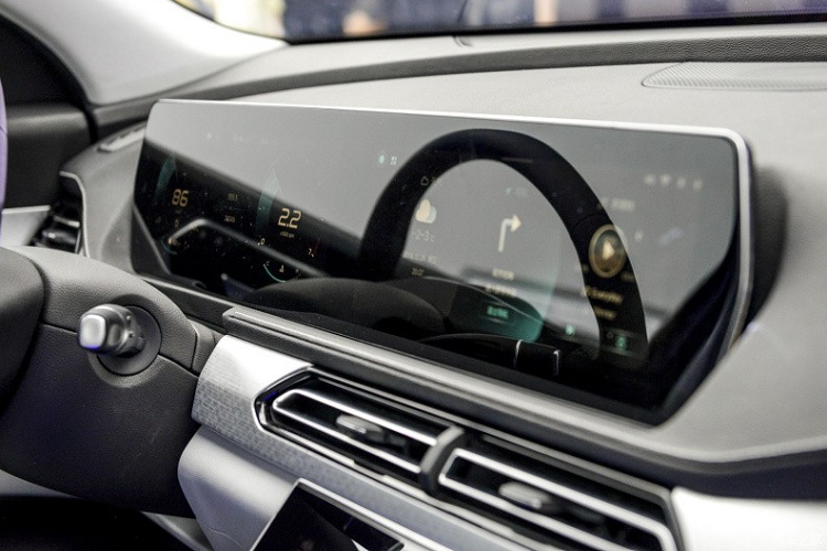 Trong khi đó, nối liền với cụm điều khiển trung tâm là màn hình cảm ứng chỉnh điều hòa. Vô lăng vát đáy thể thao cùng những chi tiết ốp màu bạc cũng là điểm nhấn không thể bỏ qua của mẫu xe Trung Quốc này.