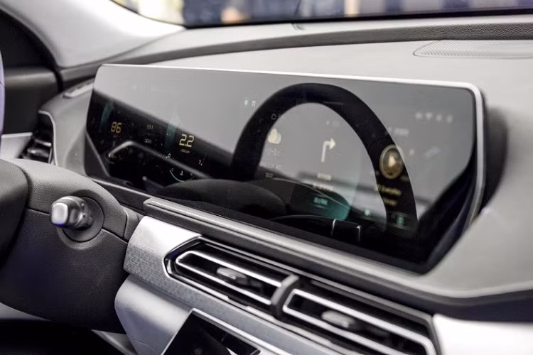 Trong khi đó, nối liền với cụm điều khiển trung tâm là màn hình cảm ứng chỉnh điều hòa. Vô lăng vát đáy thể thao cùng những chi tiết ốp màu bạc cũng là điểm nhấn không thể bỏ qua của mẫu xe Trung Quốc này.