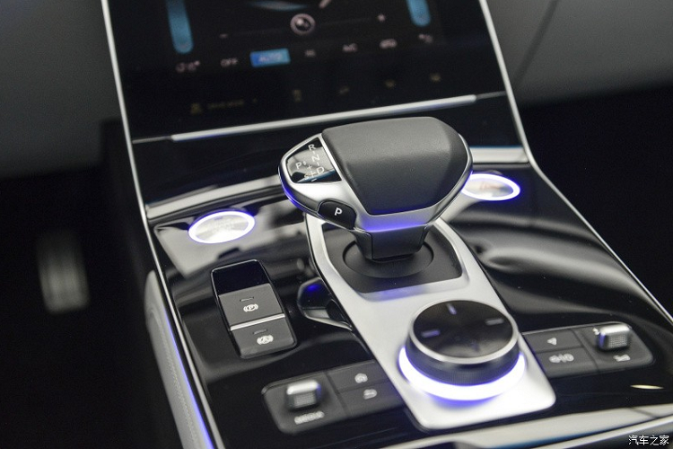 Bên cạnh đó là những trang bị an toàn như cảnh báo chệch làn đường, chủ động giữ làn đường, cảnh báo va chạm phía trước, hệ thống kiểm soát hành trình thích ứng, hỗ trợ đỗ xe tự động, hỗ trợ lái xe khi tắc đường, nhận dạng biển báo giới hạn tốc độ, hệ thống cảnh báo mở cửa, camera 360 độ và cảnh báo áp suất lốp.