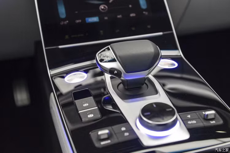 Bên cạnh đó là những trang bị an toàn như cảnh báo chệch làn đường, chủ động giữ làn đường, cảnh báo va chạm phía trước, hệ thống kiểm soát hành trình thích ứng, hỗ trợ đỗ xe tự động, hỗ trợ lái xe khi tắc đường, nhận dạng biển báo giới hạn tốc độ, hệ thống cảnh báo mở cửa, camera 360 độ và cảnh báo áp suất lốp.