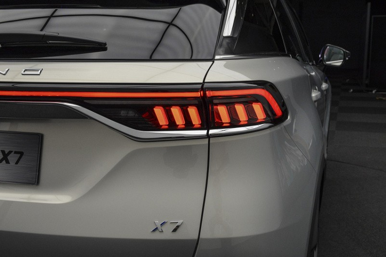 Nguồn cung cấp sức mạnh của Beijing X7 là khối động cơ xăng 4 xi-lanh, tăng áp, dung tích 1,5 lít, sản sinh công suất tối đa 188 mã lực tại tua máy 5.500 vòng/phút và mô-men xoắn cực đại 275 Nm tại tua máy 1.500 - 4.500 vòng/phút. Động cơ kết hợp cùng hộp số tự động ly hợp kép 7 cấp