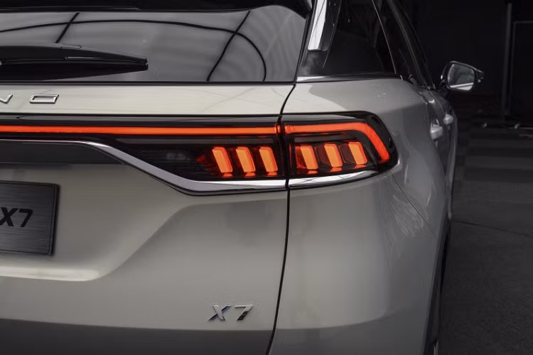 Nguồn cung cấp sức mạnh của Beijing X7 là khối động cơ xăng 4 xi-lanh, tăng áp, dung tích 1,5 lít, sản sinh công suất tối đa 188 mã lực tại tua máy 5.500 vòng/phút và mô-men xoắn cực đại 275 Nm tại tua máy 1.500 - 4.500 vòng/phút. Động cơ kết hợp cùng hộp số tự động ly hợp kép 7 cấp