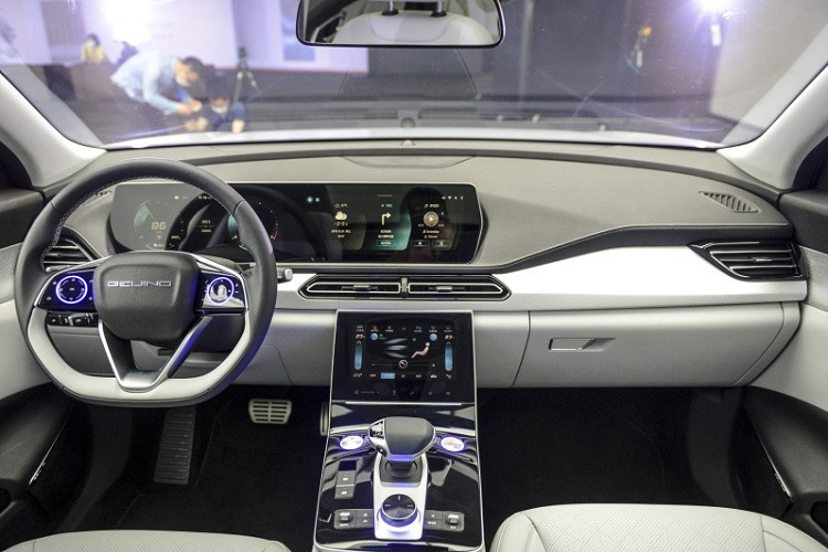 Đằng sau Beijing X7 xuất hiện cụm đèn hậu nối liền với nhau bằng một dải đèn LED ở giữa và 2 đầu ống xả giả mạ crôm. Bên dưới đèn hậu còn có viền mạ crôm dày dặn, giúp phần đuôi xe trông như rộng rãi và bề thế hơn. Tương tự ngoại thất, nội thất của Beijing X7 cũng toát lên vẻ đơn giản nhưng hiện đại với ghế bọc da... màn hình full LCD 12,3 inch trong bảng đồng hồ, nối liền cùng màn hình thông tin giải trí.