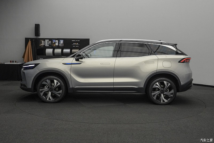 Được phát triển dựa trên cơ sở gầm bệ BFMA mới, Beijing X7 thế hệ mới sở hữu chiều dài 4.710 mm, rộng 1.892 mm, cao 1.715 mm và chiều dài cơ sở 2.800. Như vậy, so với các đối thủ cùng phân khúc như Honda CR-V, Mazda CX-5 hay Hyundai Tucson, mẫu xe Trung Quốc này sở hữu chiều dài cơ sở lớn hơn đáng kể.