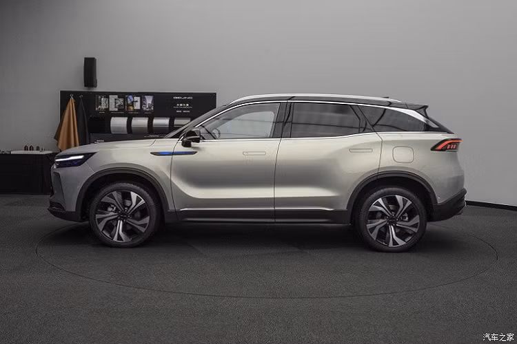 Được phát triển dựa trên cơ sở gầm bệ BFMA mới, Beijing X7 thế hệ mới sở hữu chiều dài 4.710 mm, rộng 1.892 mm, cao 1.715 mm và chiều dài cơ sở 2.800. Như vậy, so với các đối thủ cùng phân khúc như Honda CR-V, Mazda CX-5 hay Hyundai Tucson, mẫu xe Trung Quốc này sở hữu chiều dài cơ sở lớn hơn đáng kể.