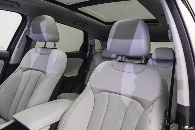 Về trang bị tiện nghi, Beijing X7 tại Việt Nam có tính năng ra lệnh bằng giọng nói, camera nhận diện khuôn mặt và phát hiện mệt mỏi, cửa sổ trời toàn cảnh Panorama, hệ thống đèn viền nội thất hay cốp sau tự động mở khi người lái đứng gần.