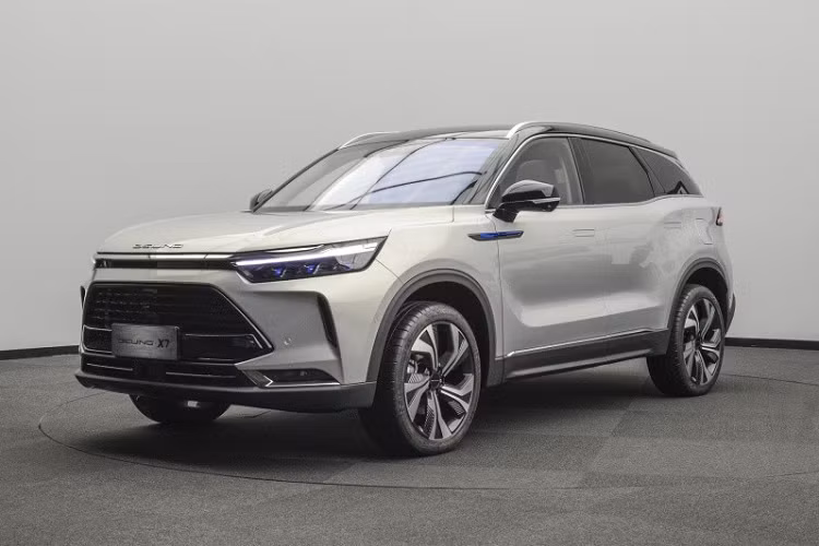 Không chỉ có kích thước khá lớn, X7 còn được áp dụng ngôn ngữ thiết kế mới nhất của thương hiệu Beijing. Do đó, thiết kế tổng thể của Beijing X7 khá đơn giản nhưng lại giống như xe đến từ tương lai.