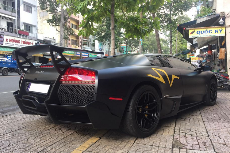 Lamborghini Murcielago LP670-4 SV mang trong mình những đặc trưng vốn có của dòng SV danh tiếng như ngoại hình được nâng cấp với bộ body-kit mạnh mẽ và dữ dằn. Các chi tiết bằng sợi carbon được nhà sản xuất tận dùng tối đa nhằm "giảm cân" cho mẫu xe này cũng như góp phần giúp xe tăng tốc tốt hơn.