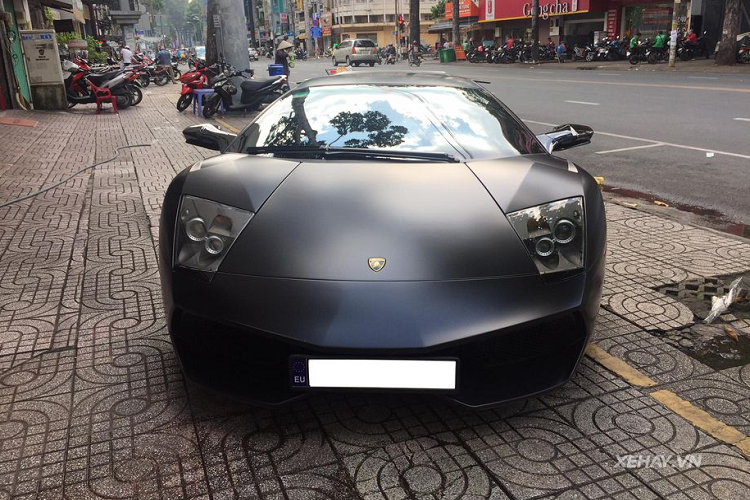 Thực tế, chiếc siêu xe Lamborghini Murcielago SV này có lai lịch khá đặc biệt. Nó được đưa về Việt Nam cách đây khoảng hơn 10 năm. Ban đầu, xe thuộc sở hữu của đại gia Minh "nhựa". Sau đó, xe lại về tay ông chủ tập đoàn cà phê Trung Nguyên. Gắn bó với gia đình cà phê một thời gian, Murcielago SV tiếp tục được bán cho một vài chủ nhân khác ở cả Hà Nội và TP.HCM với không dưới 2 lần đổi biển số.