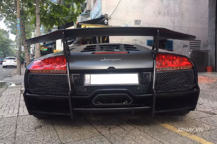 Đi kèm với đó là hộp số tự động E-Gear 6 cấp. Từ đó, Lamborghini Murcielago LP670-4 SV có thể bứt tốc từ 0 - 100km/h chỉ với 3,3 giây trước khi đạt vận tốc tối đa 342 km/h.