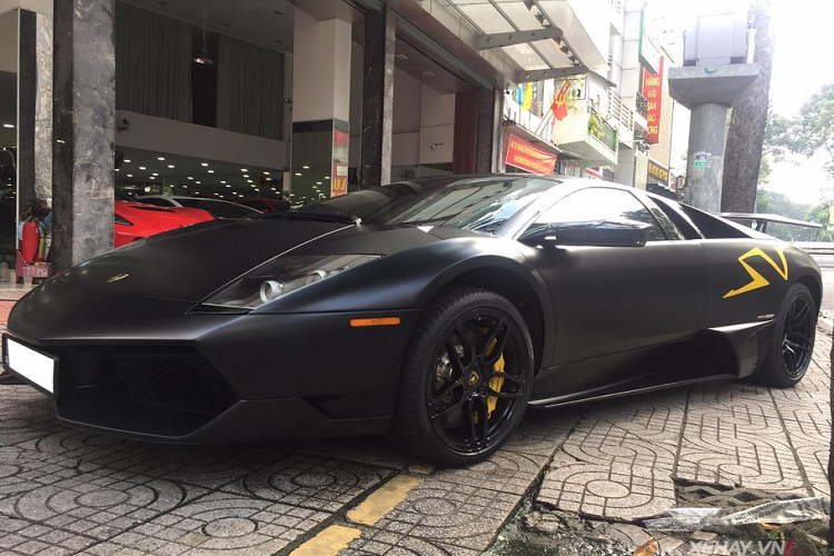 Siêu phẩm Lamborghini Murcielago SV là phiên bản nâng cấp của dòng Murcielago danh tiếng, với số lượng sản xuất giới hạn ban đầu chỉ 350 chiếc. Tuy nhiên, số lượng xe sản xuất thực tế chỉ khoảng 186 chiếc vì phải nhường khu vực chế tạo cho Aventador – phiên bản kế thừa của Murcielago.