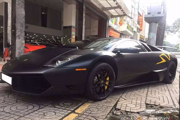 Siêu phẩm Lamborghini Murcielago SV là phiên bản nâng cấp của dòng Murcielago danh tiếng, với số lượng sản xuất giới hạn ban đầu chỉ 350 chiếc. Tuy nhiên, số lượng xe sản xuất thực tế chỉ khoảng 186 chiếc vì phải nhường khu vực chế tạo cho Aventador – phiên bản kế thừa của Murcielago.