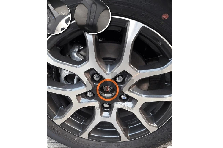 Tương tự XL6, Suzuki XL7 2020 sở hữu thiết kế ngoại thất táo bạo, "cơ bắp" và rắn rỏi hơn Ertiga thông thường. Xe được trang bị đầu xe nổi bật hơn với cụm đèn pha LED sắc sảo và phức tạp hơn, tích hợp dải đèn LED định vị ban ngày.