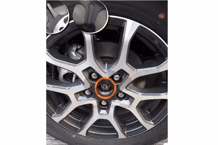 Tương tự XL6, Suzuki XL7 2020 sở hữu thiết kế ngoại thất táo bạo, "cơ bắp" và rắn rỏi hơn Ertiga thông thường. Xe được trang bị đầu xe nổi bật hơn với cụm đèn pha LED sắc sảo và phức tạp hơn, tích hợp dải đèn LED định vị ban ngày.