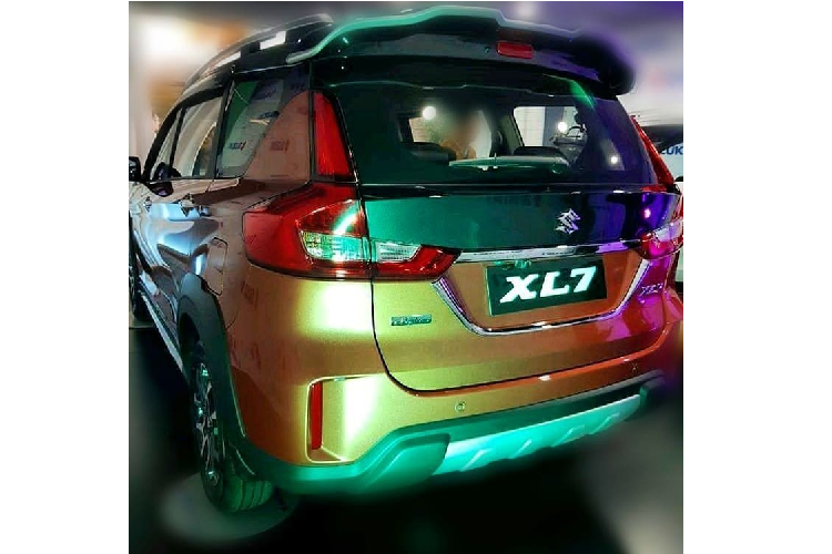Tại thị trường Indonesia, giá xe Suzuki XL7 2020 bán ra tổng cộng 4 bản trang bị với mức dao động từ 179 - 202,5 triệu Rupiah (khoảng 302 - 342 triệu đồng). Cùng với Suzuki Ertiga, XL7 mới sẽ cạnh tranh cùng những đối thủ như Mitsubishi Xpander Cross và Toyota Rush.