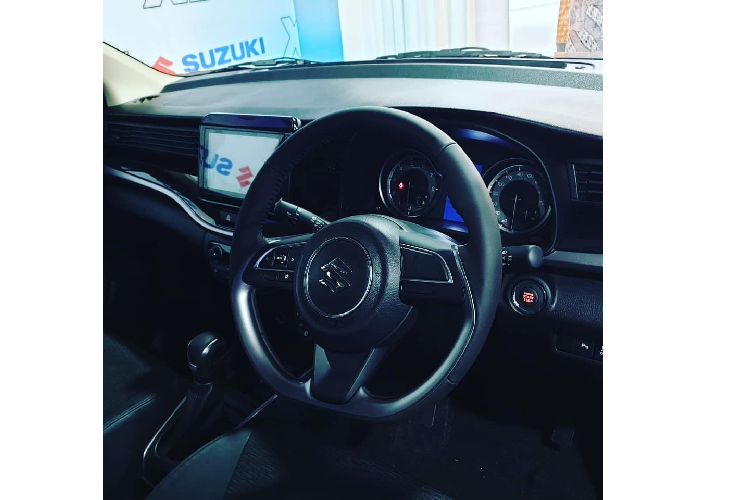 Nẹp màu đen bao quanh cụm đèn sương mù trước sẽ kéo dài sang bên sườn, ôm lấy chắn bùn "cơ bắp" hơn. Bên dưới bậc cửa còn có ốp trang trí màu bạc mới. Vỏ gương ngoại thất và baga nóc màu bạc là những điểm nhấn khác trong thiết kế sườn xe của Suzuki XL7 2020.