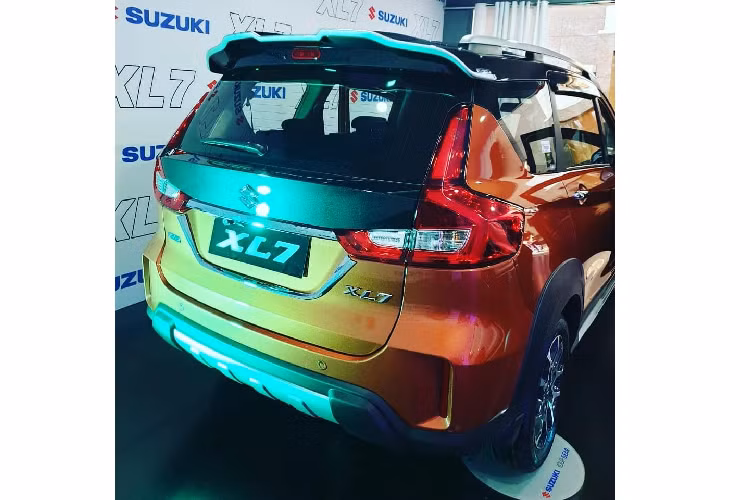 Qua đó, có thể thấy mẫu MPV này chỉ sở hữu một số điểm khác biệt trong thiết kế ngoại thất so với Suzuki XL6 ở thị trường Ấn Độ như logo "XL7" trên cửa cốp sau và bộ vành la-zăng. Nếu chi thêm tiền, khách hàng có thể lắp nẹp mạ crôm hình chữ U, bao quanh khu vực lắp biển số xe và cánh gió mui màu bạc cho chiếc Suzuki XL7 2020 của mình.