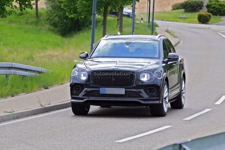 Ngoài ra, đối với Mulliner Bacalar, Bentley cũng đã hiện đại hóa hình dạng của lưới tản nhiệt mang tính biểu tượng thương hiệu. Chi tiết này cũng đã được Kleber Silva sử dụng trong bản dựng Bentayga 2022.