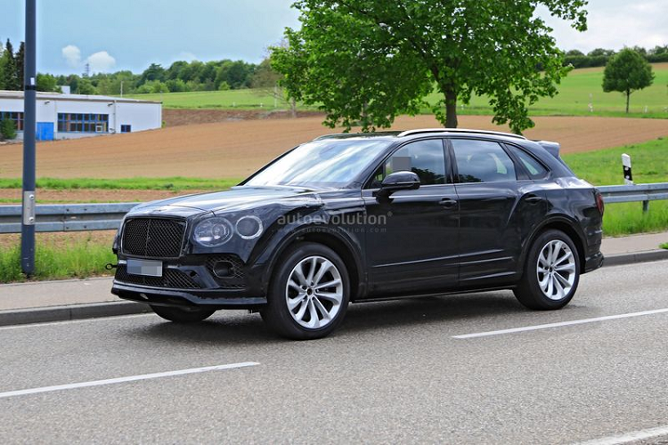 Trong khi phong cách ngoại thất được mong đợi có những cải tiến nhất định, thì hệ truyền động của SUV siêu sang Bentley Bentayga 2022 sẽ không có thay đổi lớn nào. Chiếc SUV vẫn sẽ đi kèm các động cơ quen thuộc, từ cỗ máy V6 3.0L hybrid cho đến động cơ dầu diesel V8 và máy W12 siêu mạnh ở bản Bentayga Speed. Đối với cabin, việc Bentley che đậy khá kín bảng điều khiển của chiếc Bentayga thử nghiệm cho thấy hãng sẽ làm mới khoang lái. Rất có thể Bentayga facelift sẽ có được màn hình mới từ người anh em Bentley Flying Spur.