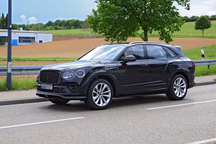 Trong khi phong cách ngoại thất được mong đợi có những cải tiến nhất định, thì hệ truyền động của SUV siêu sang Bentley Bentayga 2022 sẽ không có thay đổi lớn nào. Chiếc SUV vẫn sẽ đi kèm các động cơ quen thuộc, từ cỗ máy V6 3.0L hybrid cho đến động cơ dầu diesel V8 và máy W12 siêu mạnh ở bản Bentayga Speed. Đối với cabin, việc Bentley che đậy khá kín bảng điều khiển của chiếc Bentayga thử nghiệm cho thấy hãng sẽ làm mới khoang lái. Rất có thể Bentayga facelift sẽ có được màn hình mới từ người anh em Bentley Flying Spur.