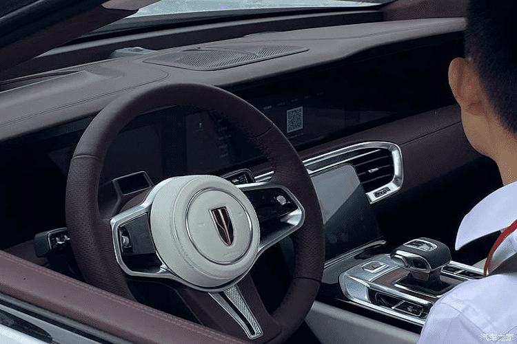 Ở phía sau, Hồng Kỳ E-HS9 áp dụng đèn hậu kiểu thanh dài hết chiều ngang đang phổ biến hiện tại. Hai đầu của đèn hậu được hoàn thiện theo hình chữ Y với tấm cản va sau mạ crôm và một bộ khuếch tán gió. Trên phương diện kích thước, mẫu SUV điện to lớn này có chiều dài 5.209 mm, rộng 2.010 mm, cao 1.731 mm, và trục cơ sở 3.110 mm. Đồng thời, xe mới cũng sẽ cung cấp thân vỏ hai tông màu, bố cục ghế ngồi 4/6/7, và la-zăng cỡ 21 hoặc 22 inch tùy người mua.