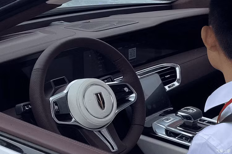 Ở phía sau, Hồng Kỳ E-HS9 áp dụng đèn hậu kiểu thanh dài hết chiều ngang đang phổ biến hiện tại. Hai đầu của đèn hậu được hoàn thiện theo hình chữ Y với tấm cản va sau mạ crôm và một bộ khuếch tán gió. Trên phương diện kích thước, mẫu SUV điện to lớn này có chiều dài 5.209 mm, rộng 2.010 mm, cao 1.731 mm, và trục cơ sở 3.110 mm. Đồng thời, xe mới cũng sẽ cung cấp thân vỏ hai tông màu, bố cục ghế ngồi 4/6/7, và la-zăng cỡ 21 hoặc 22 inch tùy người mua.