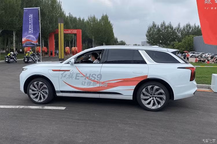 Dựa theo những thông tin chính thức trước đây, E-HS9 sẽ trang bị mô tơ điện được cung cấp bởi Jing-Jin Electric Technologies trên cả trục bánh trước và sau, và có hai phiên bản khác biệt. Phiên bản tiêu chuẩn sẽ có mô tơ trước và sau cùng sản sinh 218 mã lực và 350 Nm mô-men xoắn cực đại, tạo nên công suất tổng hợp 436 mã lực và 700 Nm.