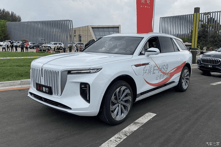 Vào ngày 28/7 vừa qua, thương hiệu Hồng Kỳ thuộc FAW Group đã giới thiệu rộng rãi trước công chúng hai chiếc SUV điện cỡ lớn E-HS9 tại một sự kiện của FAW. Trong đó, một chiếc mang màu tím và một chiếc màu trắng. Đây không phải là lần đầu tiên chúng ta được thấy hình ảnh về mẫu SUV điện Hồng Kỳ E-HS9 mới này, nhưng những hình ảnh trước đây thường không rõ ràng.