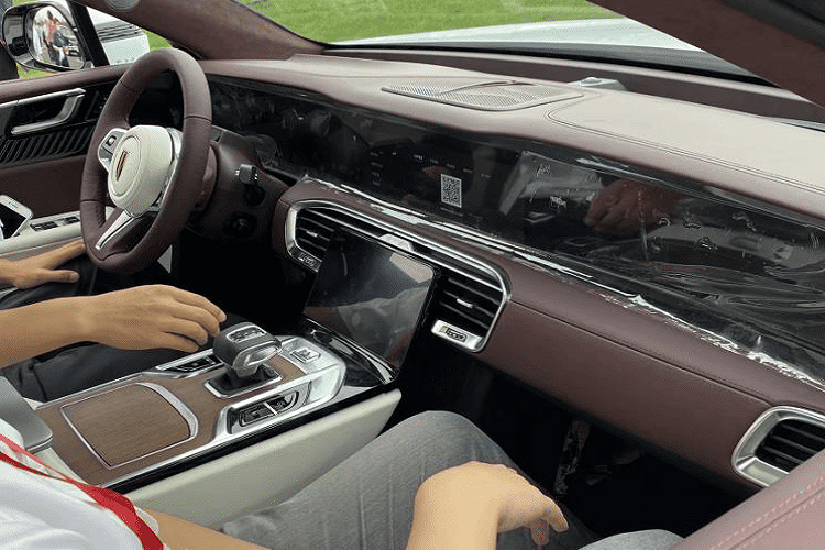 Nhìn sang bên sườn, tổng thể hình bóng của xe mới cũng phản ánh nét “rực rỡ và sống động” trong thẩm mỹ học cổ điển Trung Quốc, khiến cho bề mặt cong trở nên đầy đặn và mượt mà hơn, qua đó mọi thứ trông rất hài hòa. Chưa hết, E-HS9 còn bổ sung chi tiết trang trí màu đỏ ở cánh cửa phía trước, với chi tiết mạ crôm trên cột C và cột D cùng la-zăng có chấu như đang khép lại. Tất cả các chi tiết này giúp tạo nên một cảm giác sang trọng, cao cấp xứng với thương hiệu Hồng Kỳ kinh điển.